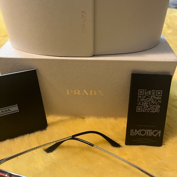 💯 Authentic Stylish Prada Sunglasses. Wore them about 3 times. - Picture 8 of 11